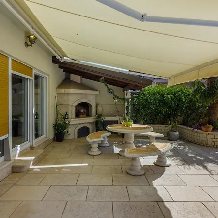 Dita A 茨里克韦尼察